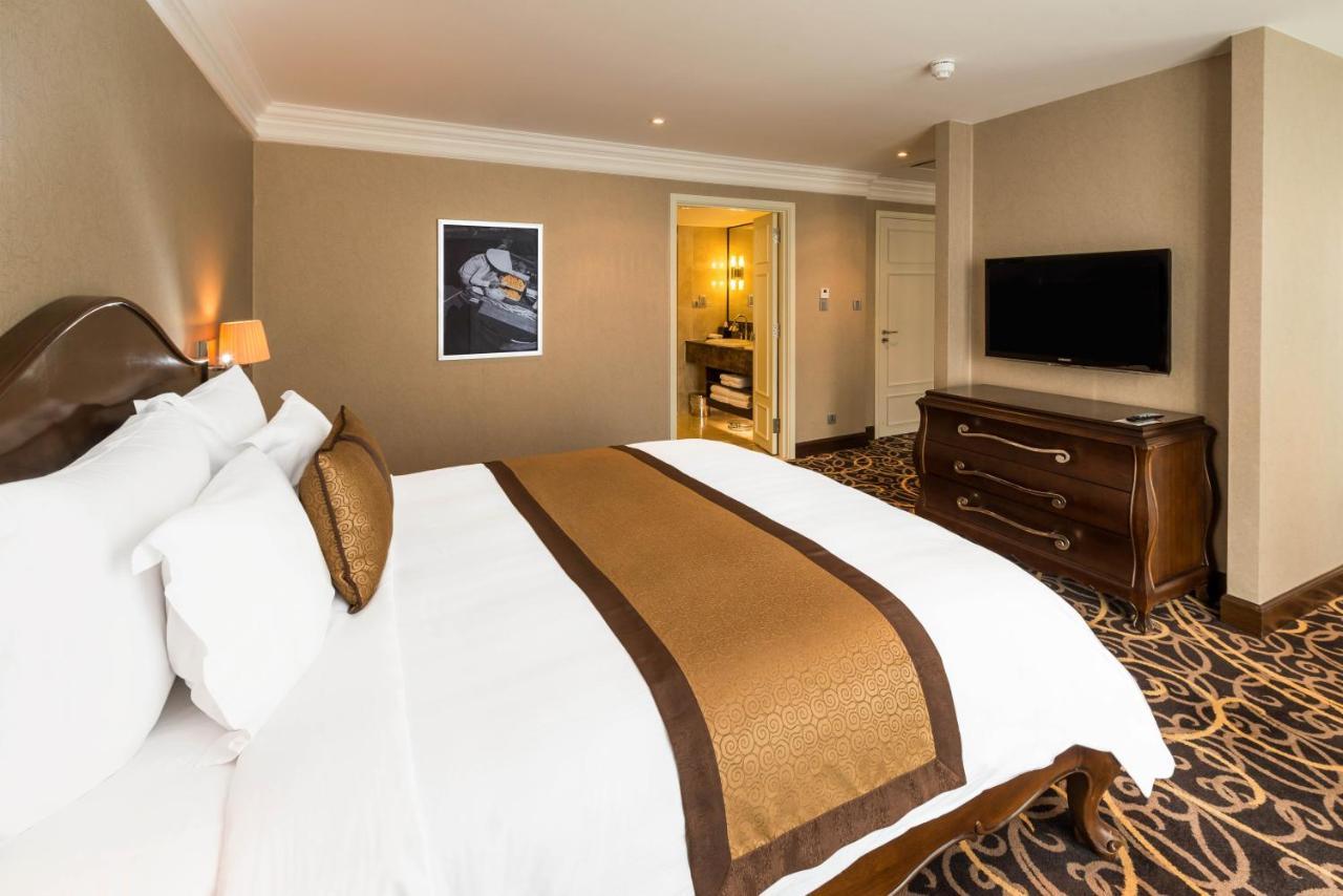 Eastin Grand Hotel Saigon Хошимін Екстер'єр фото A bedroom at the hotel