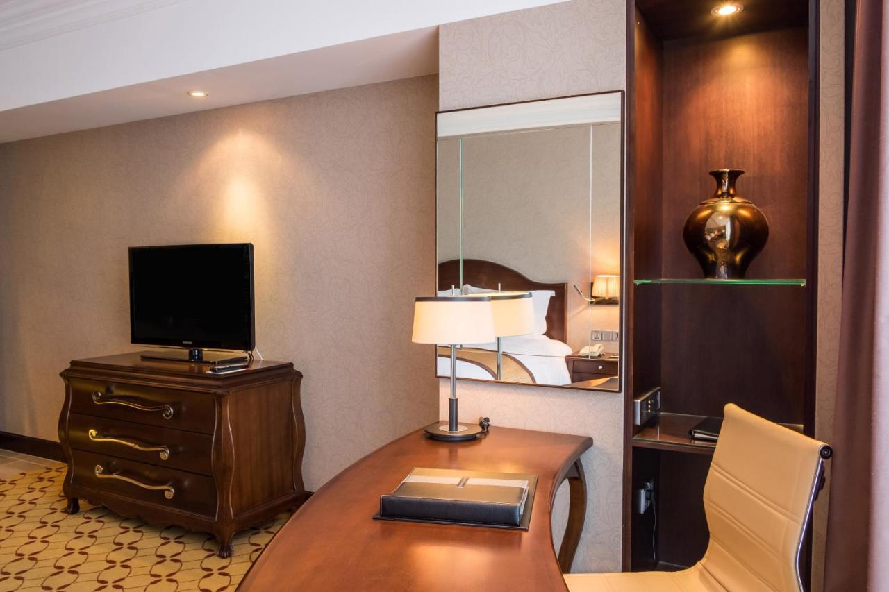 Eastin Grand Hotel Saigon Хошимін Екстер'єр фото A room at the hotel
