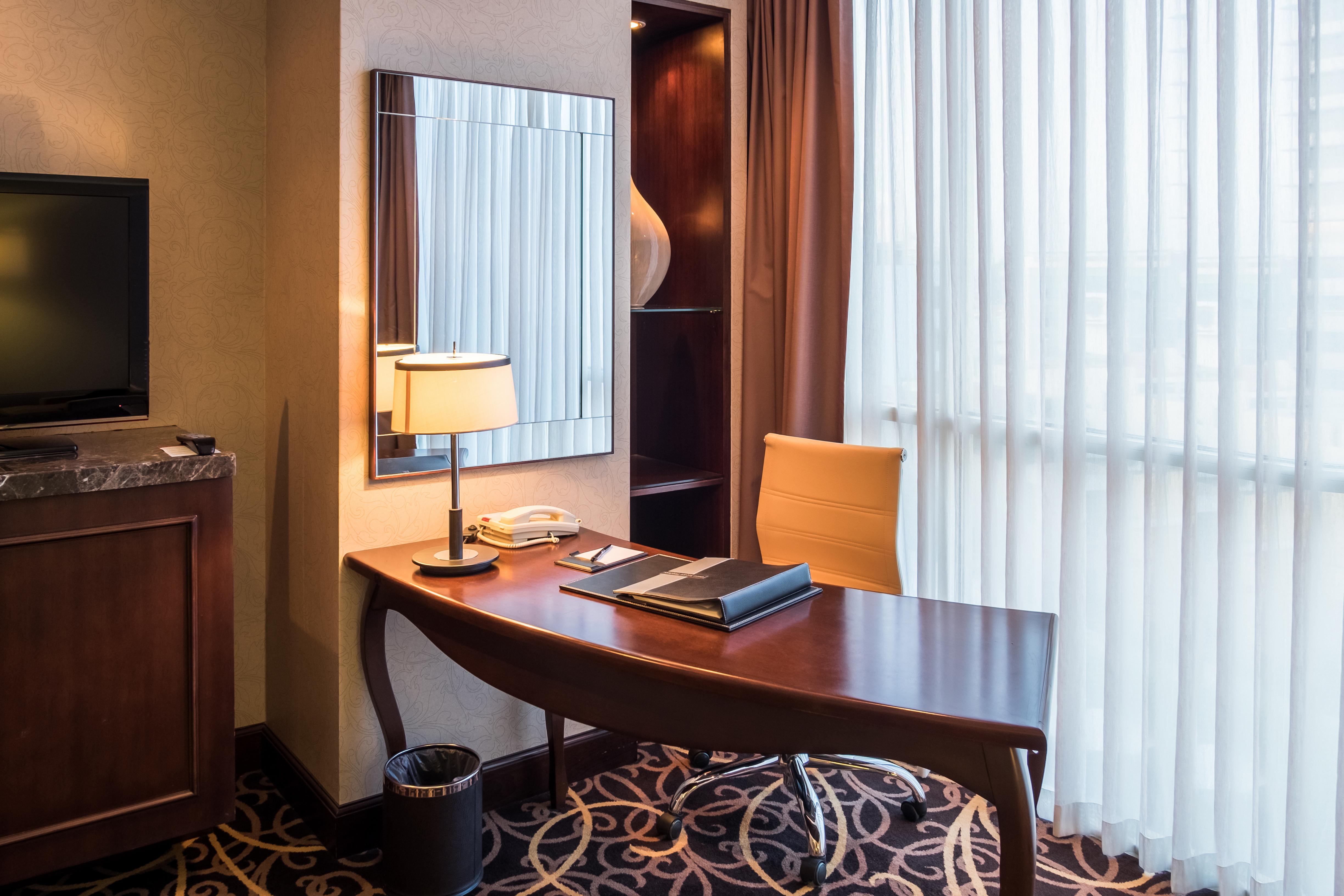 Eastin Grand Hotel Saigon Хошимін Екстер'єр фото A work desk in a hotel room