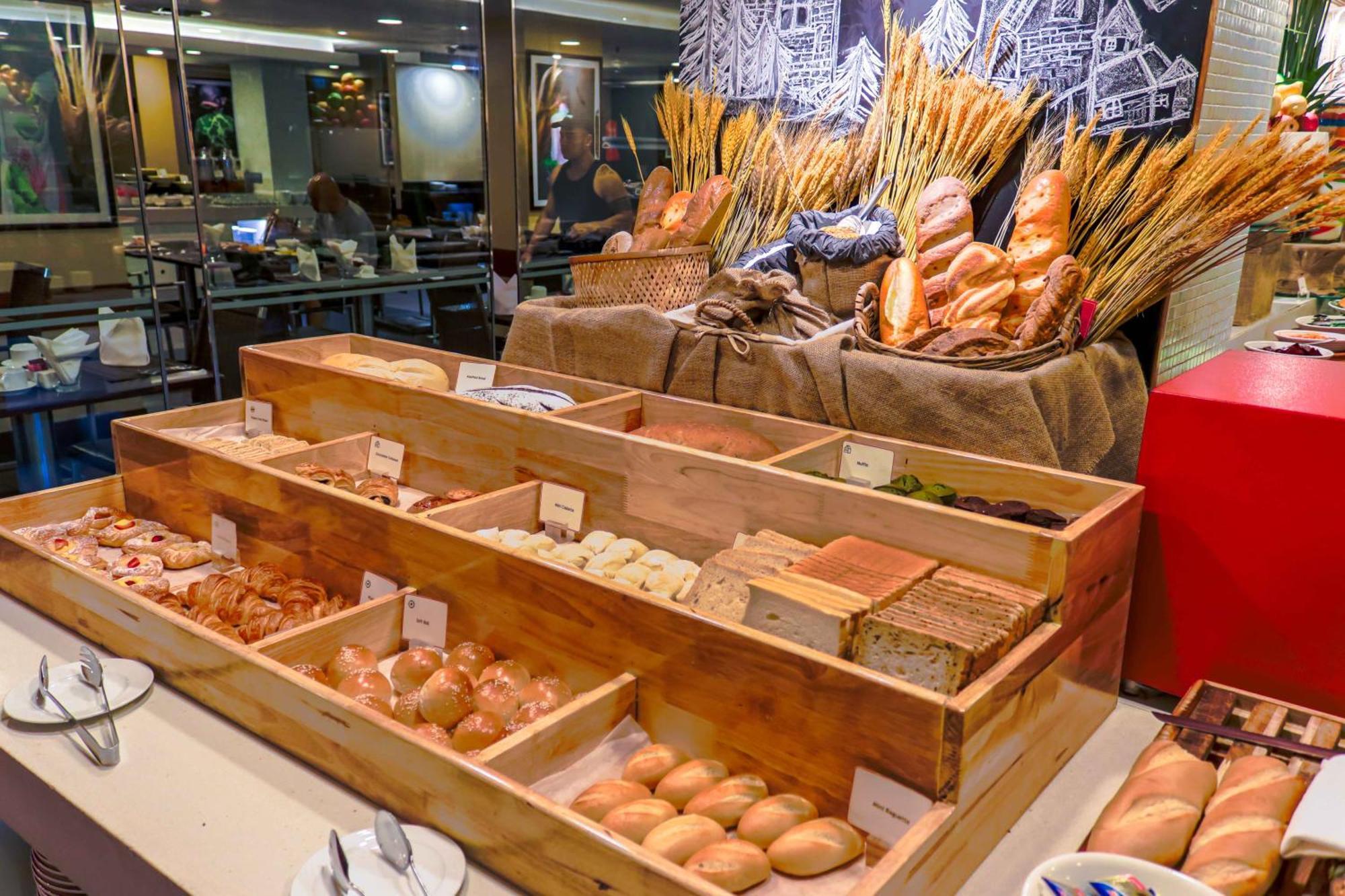 Eastin Grand Hotel Saigon Хошимін Екстер'єр фото Bread and pastry at a buffet