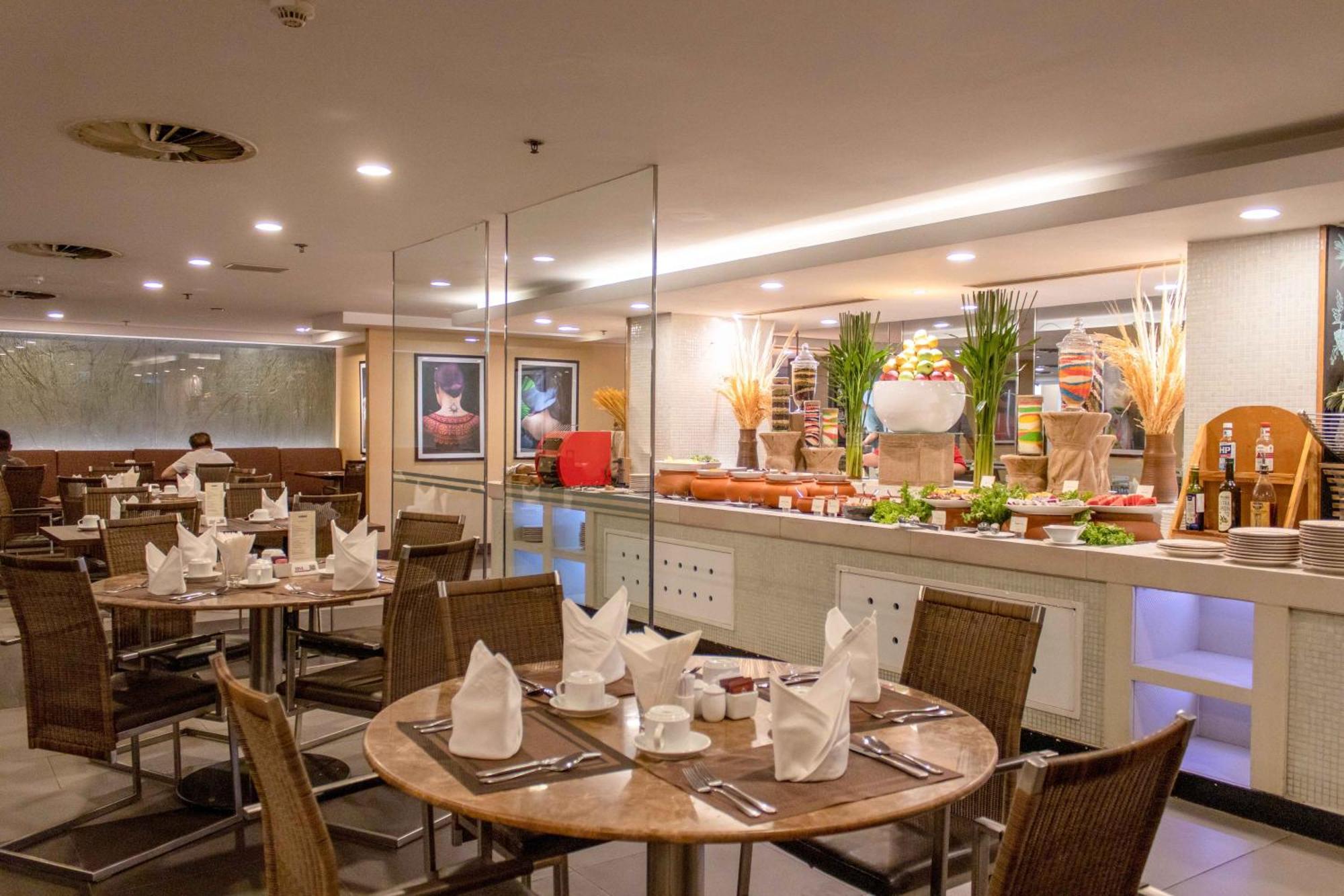 Eastin Grand Hotel Saigon Хошимін Екстер'єр фото The restaurant