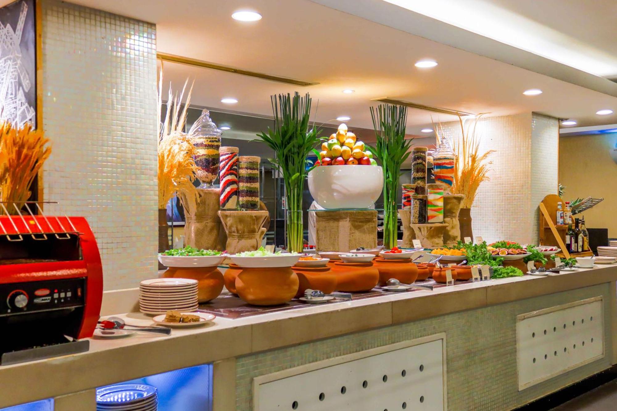 Eastin Grand Hotel Saigon Хошимін Екстер'єр фото A buffet at a hotel